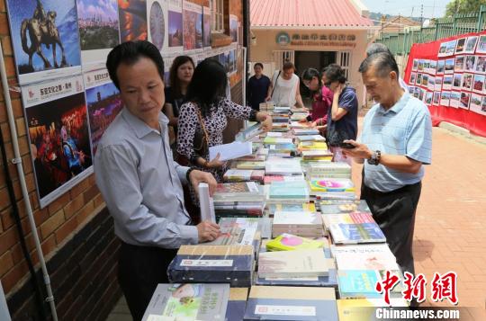 12月14日，第九届中国（福建）图书展销会暨“美丽福建”大型图片展在南非约翰内斯堡举行开幕仪式。　宋方灿　摄