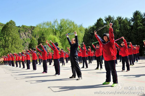 5月6日上午，温家宝在六道河中学与学生们一起做课间操。