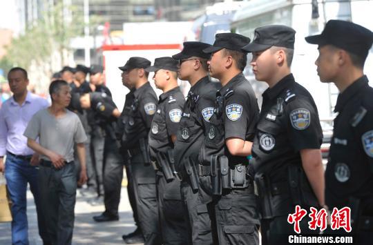 “河南农妇太原非正常死亡案”，5月18日在山西省太原市中级人民法院开庭审理，3名涉案警方人员受审。据开庭法院发布的公告显示，被告人王文军犯故意伤害罪、滥用职权罪，郭铁伟犯滥用职权罪，任海波犯故意伤害罪。庭审时间预计六天。　韦亮 摄