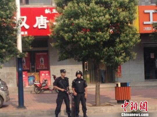 警方已经封锁现场 持枪特警正在值守 穆玉良 摄