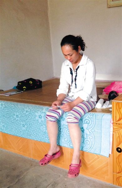 2015年7月31日，郜艳敏坐在下岸村的家中。 新京报记者 范春旭 摄