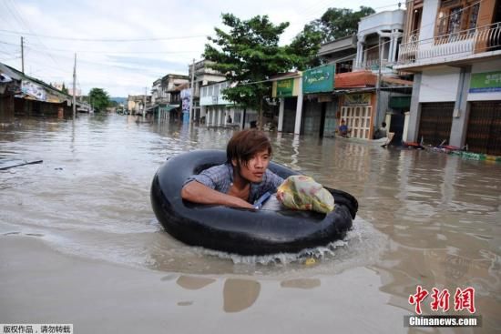 资料图：当地时间2015年8月1日，缅甸实皆省Kalay，当地遭遇洪灾，民众出行受阻。