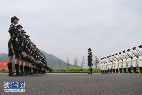 参加中国人民抗日战争暨世界反法西斯战争胜利70周年阅兵的部分官兵，正在北京南口阅兵训练基地进行最后紧张的冲刺训练。新华社记者 邢广利摄