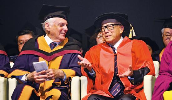   2015年汕头大学毕业典礼上，李嘉诚与诺贝尔化学奖得主、以色列理工学院教授DanShechtman在主席台上交谈，此前的消息指后者将出任广东以色列理工学院常务副校长。  