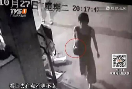 男子扮女装混入女生澡堂 逃跑时假发内衣掉落