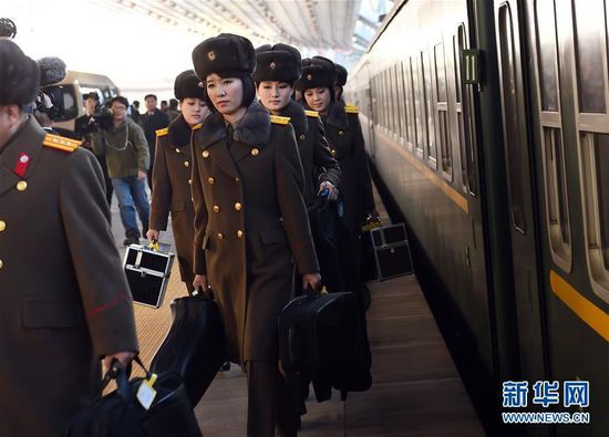 12月10日，访问团成员们在北京站走下火车。当日，朝鲜国家功勋合唱团、牡丹峰乐团抵达北京，来华进行演出。据悉，这两大朝鲜知名文艺团体将于12日至14日在北京的国家大剧院演出3天。