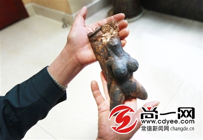 刘可久展示人形“太岁”。常德晚报记者 李龙 摄