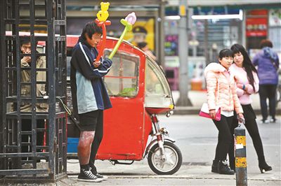 流浪汉北大肄业无人照顾 街头卖气球玫瑰为生