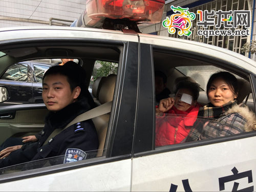 图为民警开车送何英兰与家人前往车站回老家。