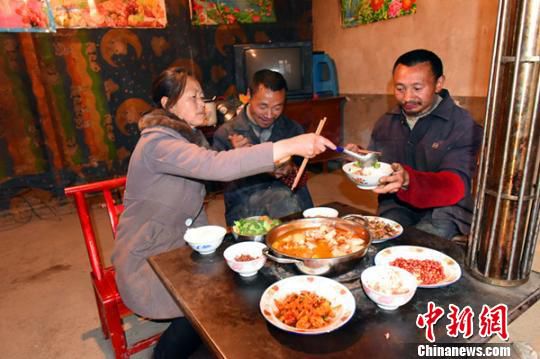 湖北一女子悉心照料两智障小叔21载又当嫂又当妈