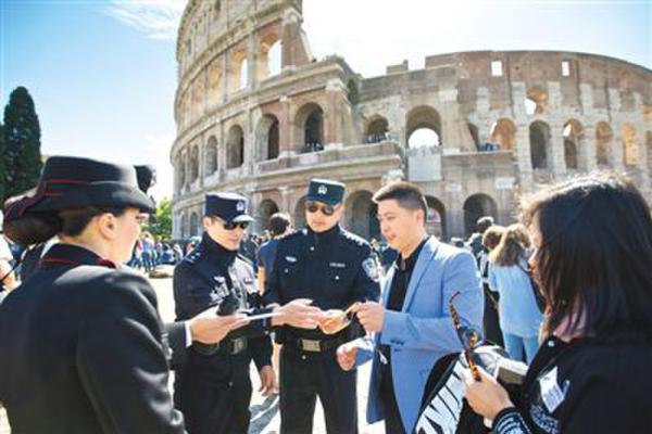 中国警察巡逻罗马