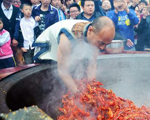 男子徒手爆炒龙虾 练鬼谷神功已有40年