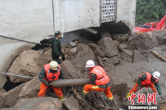 福建泰宁泥石流灾害致36人死官兵现场排除危化品