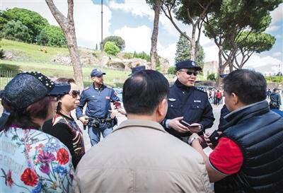 中意首次联合执法巡逻带队队长庞波在跟中国游客交流