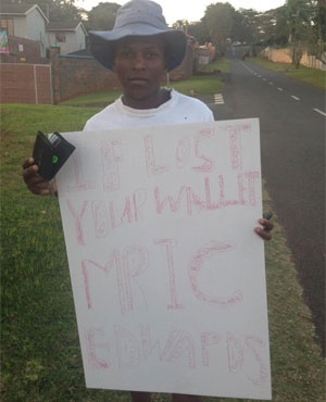 Sifiso Ntsewula discovered a wallet on the side of the road and used his one day of leave a week to make a signboard, stand at a busy intersection at 06:00 in the hope of returning the wallet to its rightful owner. (Ian Edwards, Supplied to News24)