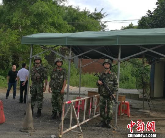 中越边境武警荷枪实弹严查过往车辆掐断走私要道