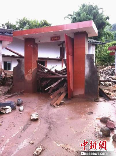 山洪泥石流冲毁当地居民房屋 沈诗峰 摄