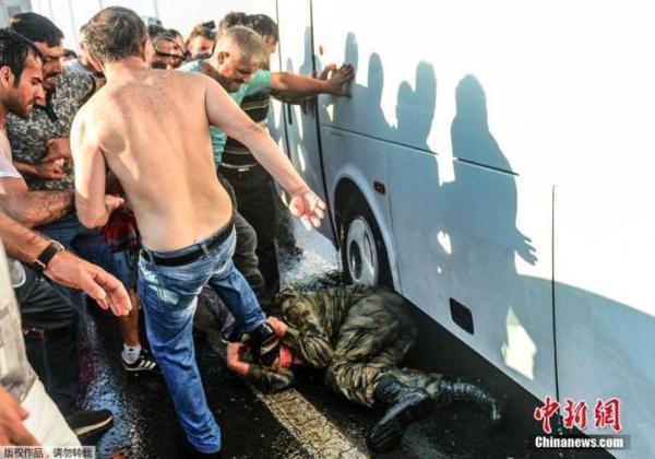 7月17日消息，当地时间7月16日，土耳其政府宣布挫败由部分军方人士发动的军事政变，2800多名军人因涉嫌参与政变遭逮捕。土耳其总理称，情况已经“完全得到控制”。此次政变造成了严重伤亡。图为叛军士兵投降后遭到民众的暴打。