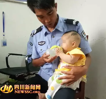 老人不满上户手续将孙女丢下 警察临时变