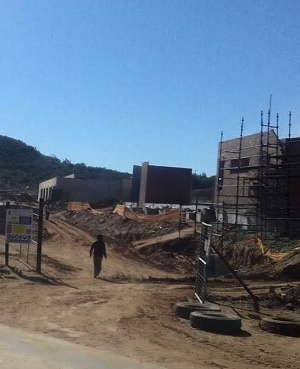 Construction of the Sarah Baartman Remembrance Centre in Hankey. On the left is the koppie where Saartjie Baartman is buried. (GroundUp)