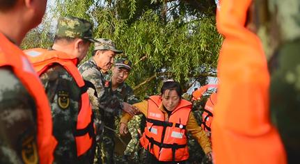 3名朝鲜人员被洪水围困 吉林边防受命跨境救援