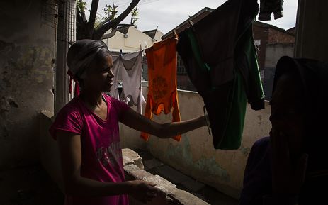 Michelle Smith hangs her washing outside her home in Bromwell Street where her mother was also raised. Picture: Aletta Harrison/EWN