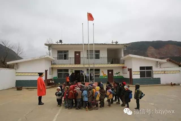 传四川最穷地方孩子十年没吃肉 政府多图辟谣