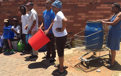 FILE: Coronationville residents queue for water as the water crisis in Gauteng continues to bite. Picture: EWN.