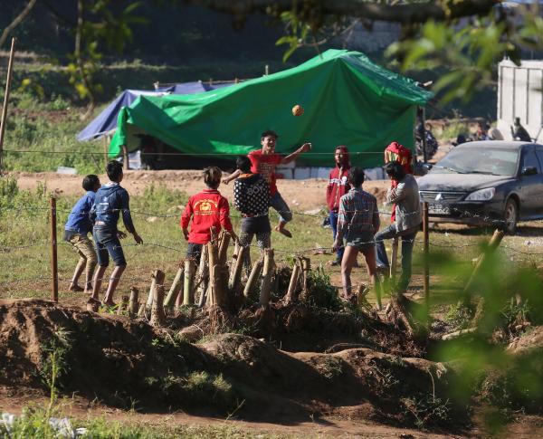入境避难缅甸边民：寨子里都空了 抬着养的猪逃难