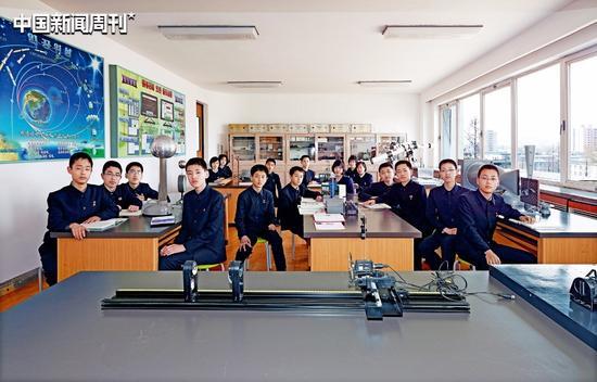 上物理课的朝鲜中学生，2014年。尺寸：281cm×180cm。摄影|王国锋