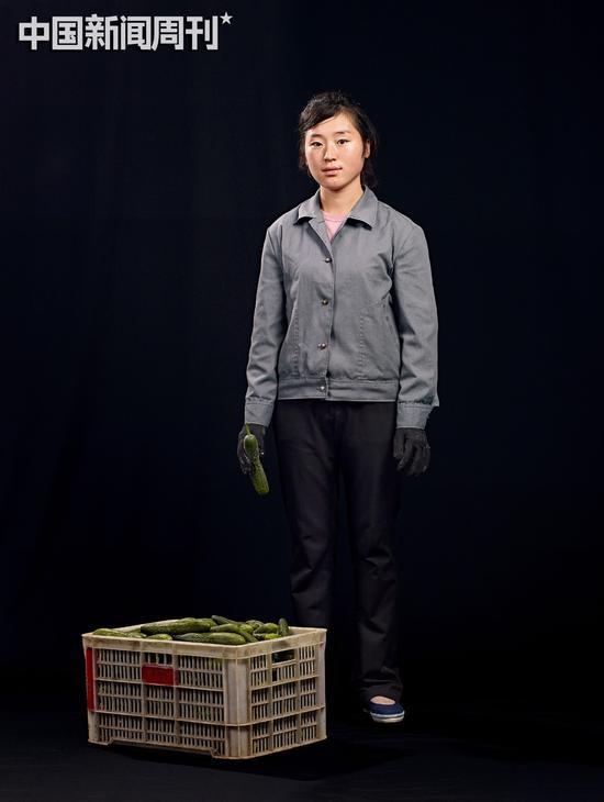 蔬菜研究所采摘员，2015年。尺寸：180cm x 239cm。摄影|王国锋