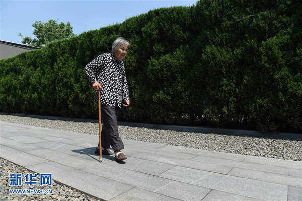 马秀英经常来侵华日军南京大屠杀遇难同胞纪念馆转转（6月17日摄）。