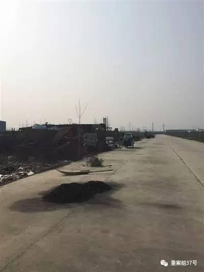 ▲赵新宇黑飞跑道，位于濉溪县一家钢构公司院内。 新京报记者王巍摄