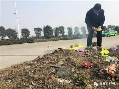 ▲今年3月1日，赵新宇父亲赵兰生在飞机坠毁地点给儿子烧纸。 新京报记者王巍摄