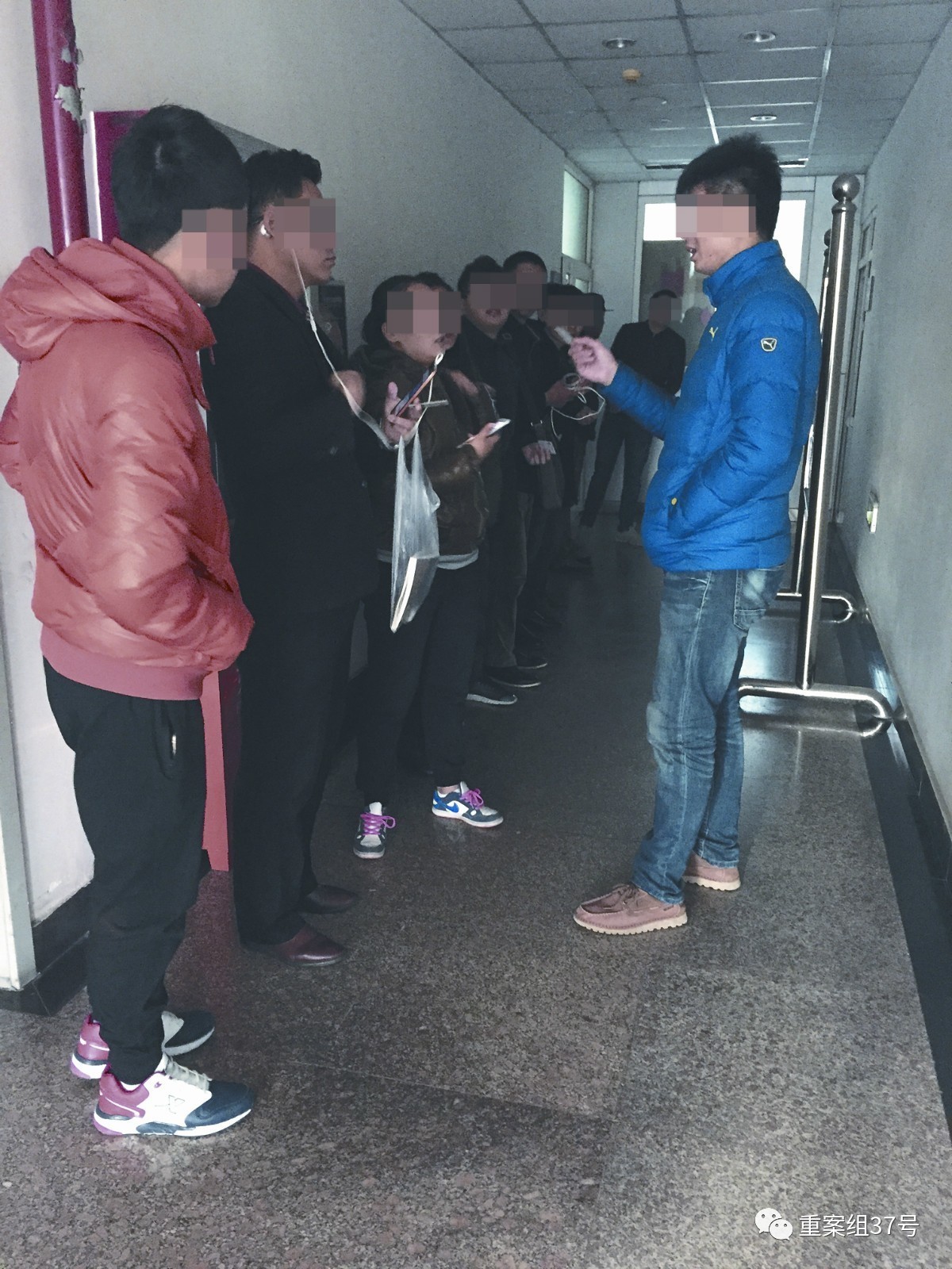▲10月31日，北京某三甲医院内，招募中介查看受试者身份证。    新京报记者 王飞 摄