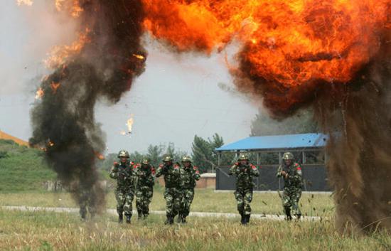 中国武警“雪豹突击队”队员在进行追击训练（2007年8月25日新华社刘海山摄）。