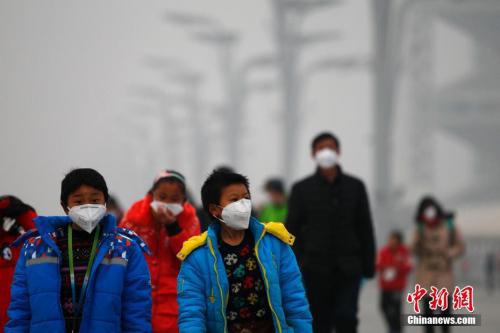 12月21日，北京持续雾霾，空气重度污染。中新社记者 富田 摄