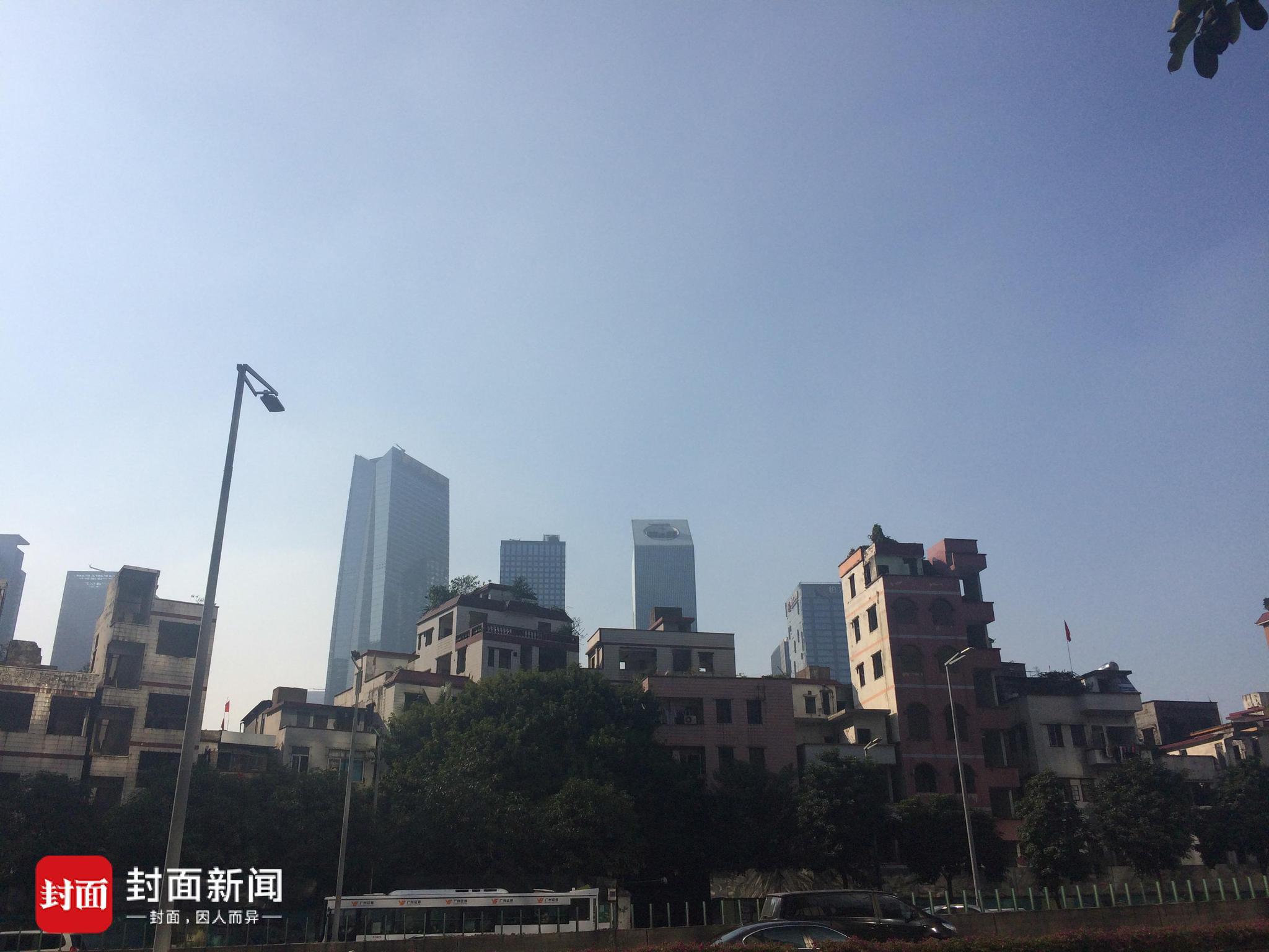废屋背靠珠江新城高楼。