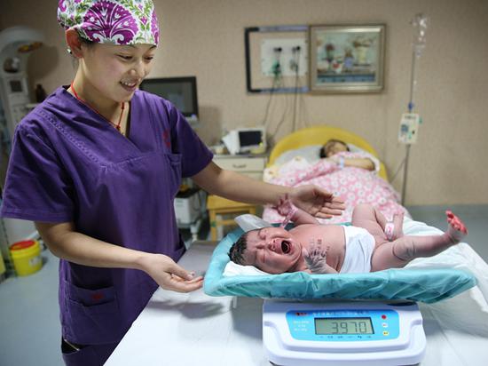 有学者认为，中国面临的低生育率危机非常严峻，全面两孩政策根本无法改变这一危机