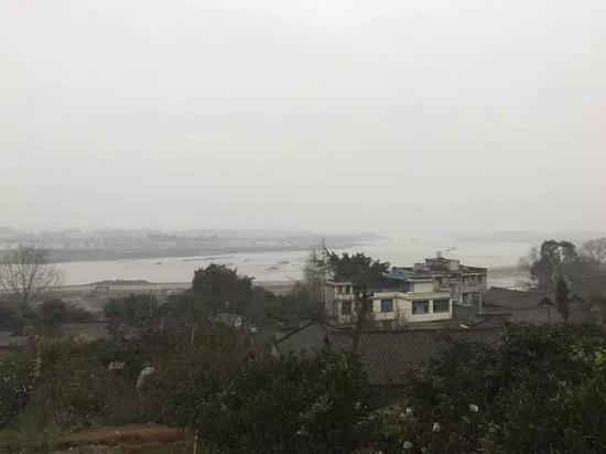 1月18日下午，在双江村三组远眺岷江，江边施工处是沉银考古现场。新京报记者韩雪枫摄