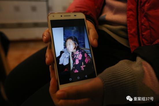赵春华女儿王艳玲手机里母亲的照片。