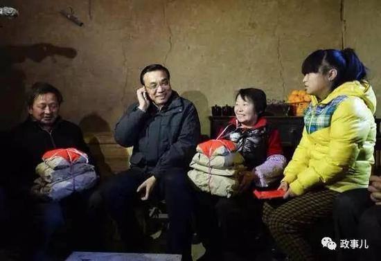 2014年1月27日，农历腊月二十八，李克强到陕西安康旬阳县小河镇金坡村调研。他给还在外打工的农民工杨秀峰通电话，并给其家人带去了糖果、点心、茶叶、麻花等年货。