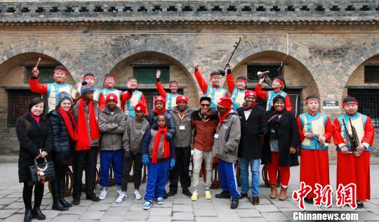 春节期间，莎拉巴特曼市表演艺术团在皇城相府景区内进行主题为“南非友城友人‘行走体验中国年’”文艺交流活动，体验中国传统文化。　成鹏 摄