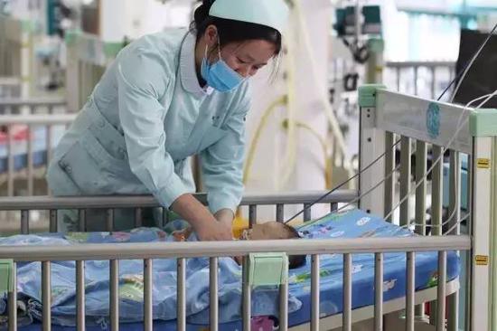 ▲2月15日，湖南省儿童医院，得了捂热综合症的小飞仍在救治中。图 记者金林