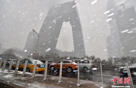 2月21日，北京多个地区迎来降雪天气，预计降雪过程将持续至半夜。“春雪”如约而至，整个城市一派银装素裹的景象。图为雪中的央视大楼。中新网记者 金硕 摄