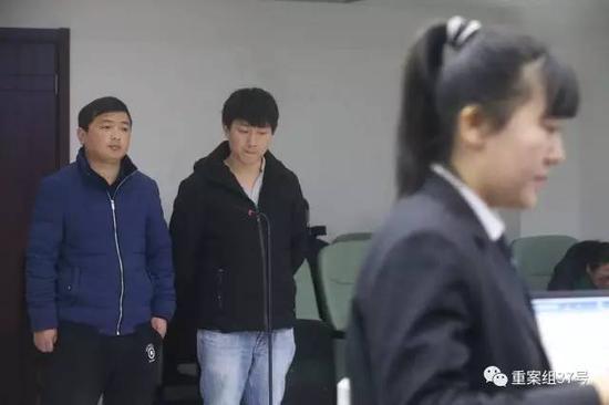 吕某（右）和李某因涉嫌组织他人偷越国（边）境罪在丰台法院受审。 新京报记者 彭子洋 摄