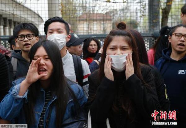 当地时间28日，在法国巴黎的亚裔民众在巴黎警察局门外与法国防暴警察对峙。