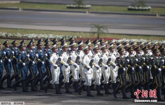 3月23日，在巴基斯坦首都伊斯兰堡，中国军人参加“巴基斯坦日”阅兵仪式。