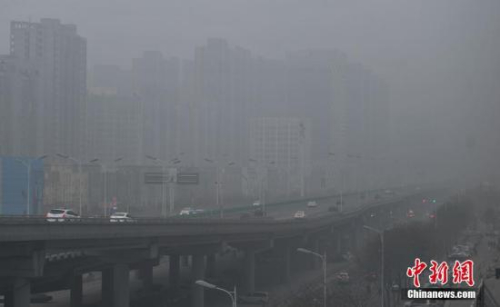 资料图：石家庄市区笼罩在雾霾中。中新社记者 翟羽佳 摄