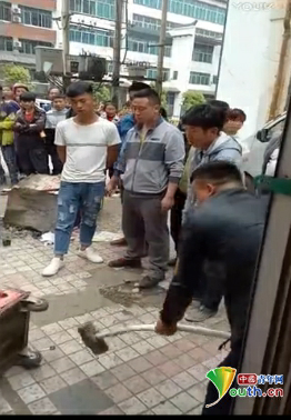 着便装男子大锤砸毁小贩摊位。来源：视频截图